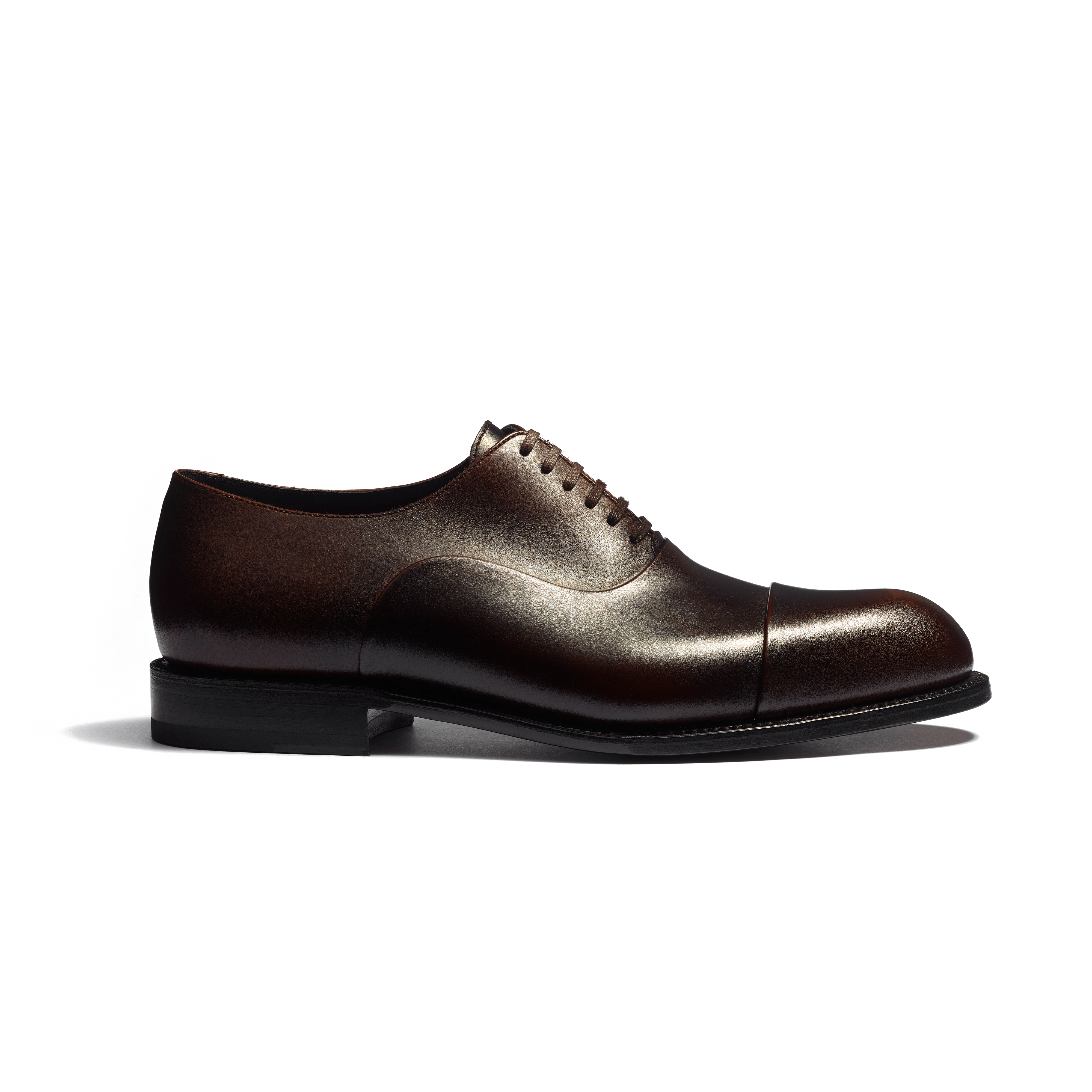Oxford shoe with 2024 patent toe cap